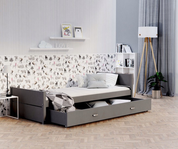 AJKmeble TYMON – sivá posteľ s matracom a zásuvkou, menovitý rozmer 90 × 200 cm. Sivá posteľ s menovitým rozmerom 90 × 200 cm podľa názvu spája penový matrac a samostatnú úložnú zásuvku na kolieskach. Posteľná bielizeň alebo hračky tak môžu mať miesto pod