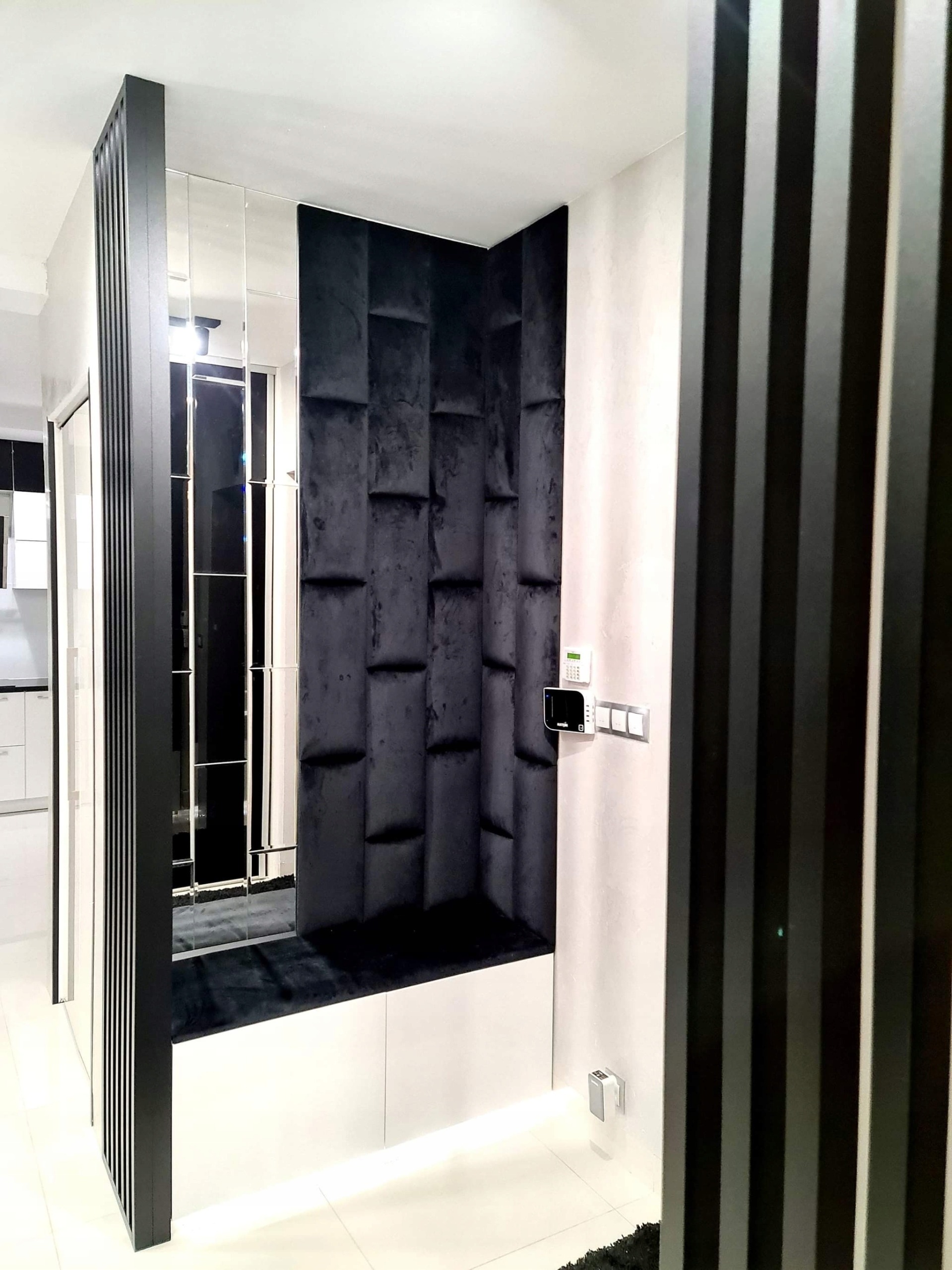Čalúnený nástenný panel Tapis 50 × 100 cm. Nástenný panel Tapis má rozmery 50 × 100 cm. Pod čalúnením je pevná doska a pena. Panel sa vyrába podľa zvolenej látky a jej farebného označenia, ktoré zákazník uvedie v poznámke k objednávke. Montážny suchý zips