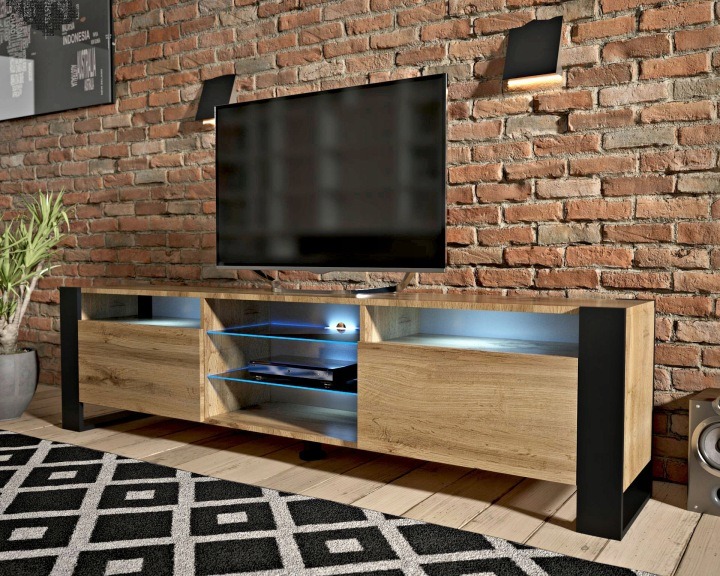 Fargo LOFT A – skrinka pod televízor 200 cm, dub Wotan, verzia LED. Stojaca skrinka pod televízor vytvorí široký základ pre televízny kút a miesto na uloženie príslušenstva. Šírka 200 cm, hĺbka 35 cm a výška 55 cm umožňujú vopred posúdiť jej umiestnenie p