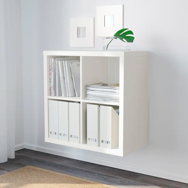 Biely regál IKEA KALLAX 20275814, 77 × 77 × 39 cm ponúka štyri otvorené priehradky a možno ho podľa návodu postaviť na podlahu alebo zavesiť. Nosnosť jednej police je 13 kg. Nábytok treba prichytiť k stene; skrutky vhodné pre konkrétnu stenu sa predávajú