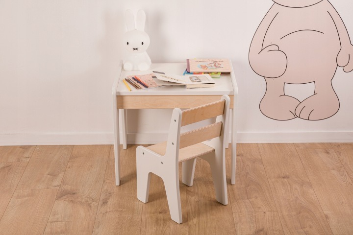Detský stolík Baby-Raj 57 × 50 × 48 cm s MDF doskou ponúka miesto na kreslenie, knihy a stavebnice. Má štyri nohy; zodpovedajúcu detskú stoličku možno dokúpiť samostatne.