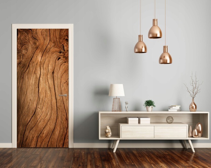 Samolepiaca fólia Decors24 prekryje hladké dvere alebo nábytkovú plochu tlačeným motívom starých dosiek. Maximálny rozmer je 95 × 205 cm; pri objednávke možno uviesť menší.