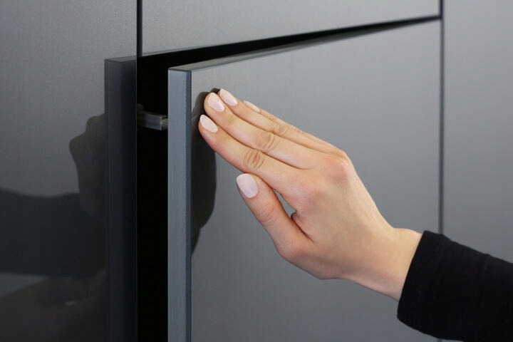 Zostava Titus Push Latch obsahuje 25 odbojníkov a 25 montážnych doštičiek na otváranie vhodných nábytkových dvierok dotykom. Mechanizmus umožňuje čistý vzhľad frontov bez úchytiek a jeho nastaviteľné vysunutie pomáha doladiť medzeru pri montáži. Pred náku