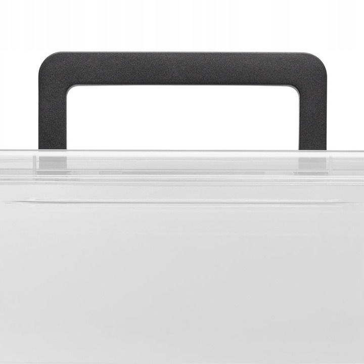 Priehľadný úložný box Orplast 4,5 l s vekom a rukoväťou. Box Orplast z plastu má objem 4,5 l a rozmery 29 × 20 × 12 cm. Je priehľadný, má veko s rukoväťou a čierne uzatváracie úchyty. Hmotnosť s balením je 0,314 kg.
