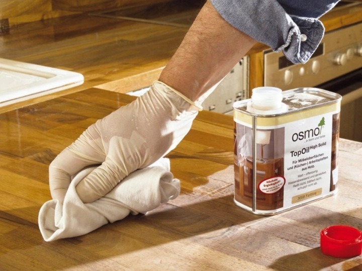 Osmo TopOil 3058 je bezfarebný matný olejovosk na drevené kuchynské dosky a nábytok. Balenie 0,5 l vytvára vodoodpudivý povrch, ktorý sa po vyschnutí hodí aj na plochy prichádzajúce do styku s potravinami. Na surové drevo výrobca odporúča dve tenké vrstvy