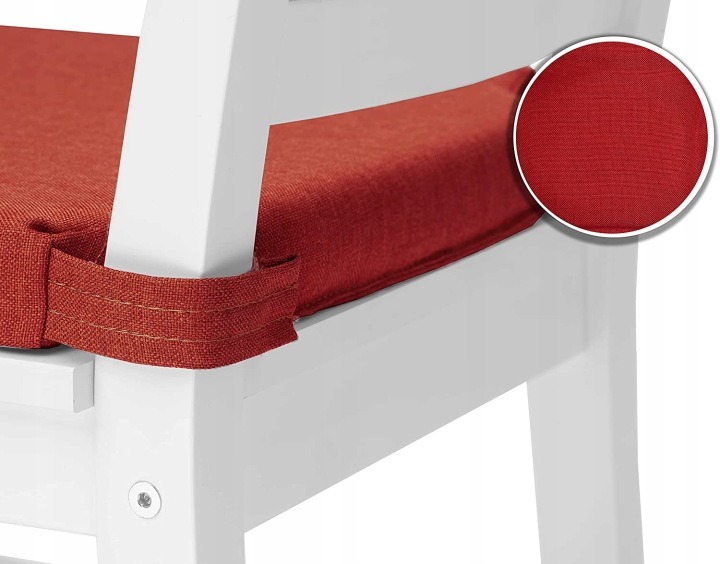 Štyri červené podsedáky SunnyPillow Roma dodajú stoličkám výraznú farbu a mäkší povrch. Každý má podľa ponuky približne 40 × 35 × 4 cm, penovú výplň s vláknitou vrstvou a polyesterový poťah. Dva úchyty so suchým zipsom pomáhajú pripevniť podsedák k stolič