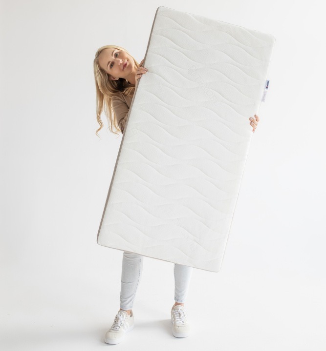 RUCKEN FizjoMommy Baby je detský penový matrac 60 × 120 × 11 cm s dvoma profilovanými stranami H2 a H3. Jadro HR50 má vetracie kanáliky; snímateľný poťah Tencel s 3D sieťkou možno podľa opisu prať pri 60 °C.