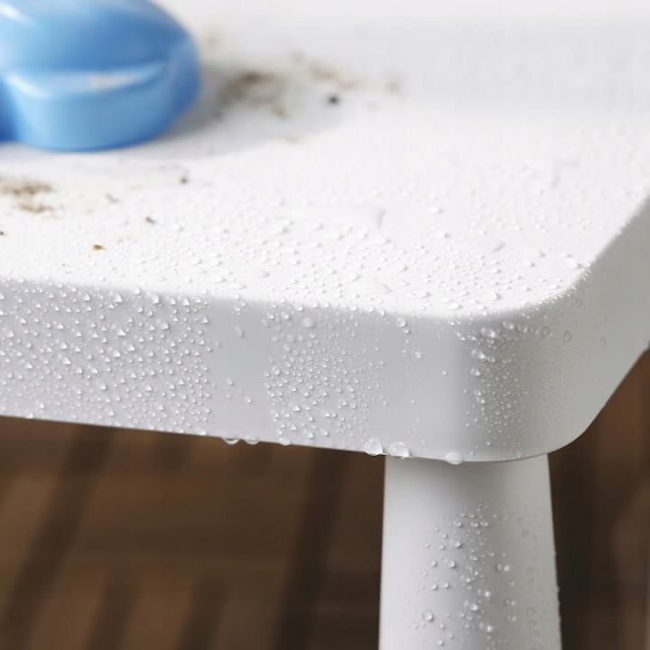 IKEA MAMMUT 503.651.77 je biely detský stolík s doskou 77 × 55 cm a výškou 48 cm. Je vyrobený z polypropylénu a podľa výrobcu sa hodí do interiéru aj von. Deti získajú vlastnú plochu na kreslenie, skladanie a hru.