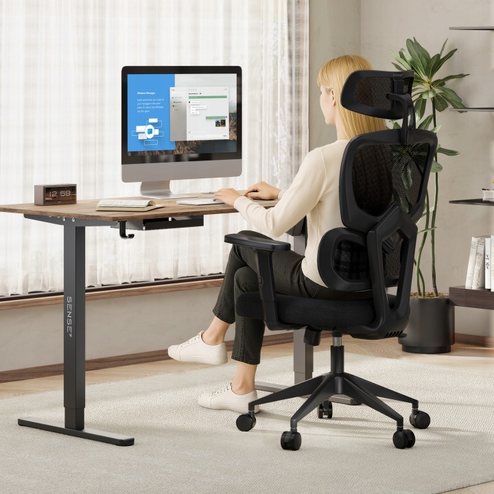 Sense7 Veno je čierne otočné kreslo s látkovým sedadlom širokým 64 cm a sieťovaným operadlom. Výšku sedadla nastavíte od 42 do 52 cm, opierku hlavy výškovo aj uhlovo a podrúčky v rozsahu 7 cm. Parametre uvádzajú nosnosť 120 kg; pred kúpou porovnajte rozme