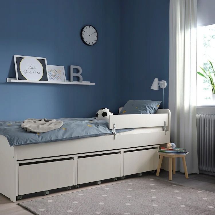 Biela ochranná zábrana na posteľ IKEA NATTAPA 96 cm. IKEA NATTAPA je biela ochranná zábrana na bok detskej postele. Dá sa pripevniť aj sňať bez zanechania stôp na bočnici podľa údajov v ponuke.
