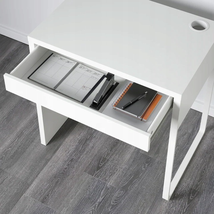 Biely písací stôl IKEA MICKE 302.130.76 s rozmermi 73 × 50 × 75 cm ponúka zásuvku, zadný priechod na káble a možnosť namontovať nohu vpravo alebo vľavo. Hodí sa do menšej detskej či študentskej izby; balenie váži 15,10 kg.