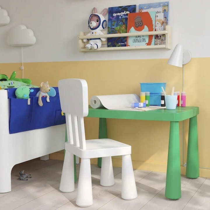 IKEA MAMMUT 505.819.92 je jasne zelený detský stolík s doskou 77 × 55 cm vo výške 48 cm. Ľahký polypropylénový stolík sa hodí na kreslenie, tvorenie a hry v izbe aj vonku; povrch stačí utrieť vlhkou handričkou.