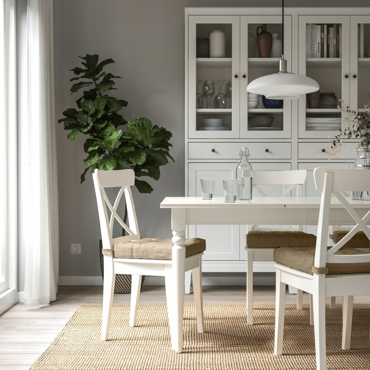 Dva béžové podsedáky IKEA MALINDA dodajú tvrdým stoličkám mäkší povrch na sedenie. Každý kus má sedaciu plochu 40/35 × 38 cm a hrúbku 7 cm. Suché zipsy pomáhajú udržať podsedák na mieste, polyesterový poťah a výplň z recyklovaných vlákien možno prať v prá