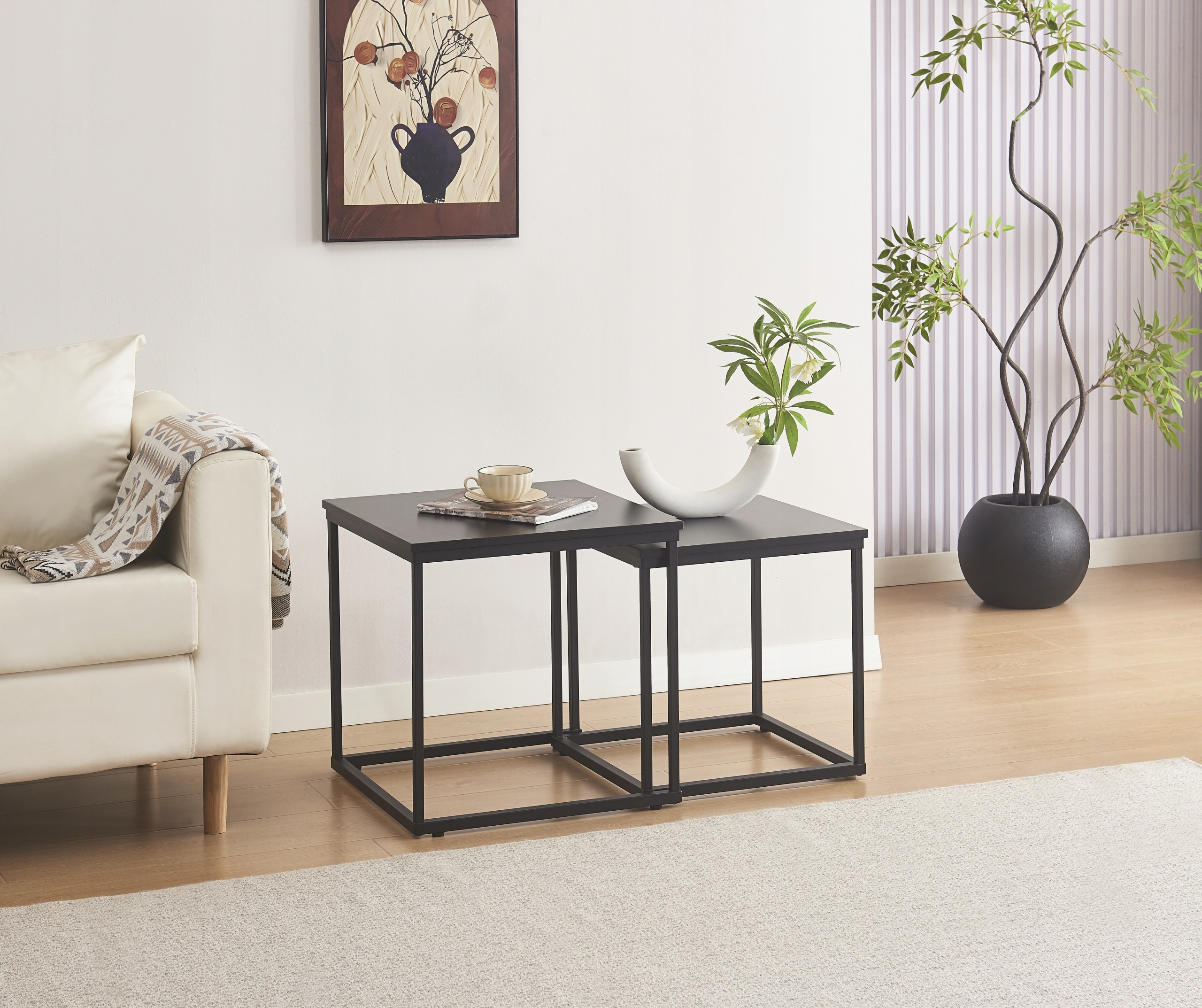 AGTRADE Duplex dva zasúvacie stolíky čierny dub. Súprava AGTRADE Duplex obsahuje dva štvorcové stolíky s doskami v dekore čierny dub. Väčší poskytuje plochu 50 × 50 cm, menší 45 × 45 cm. Keď potrebujete uvoľniť priestor, menší stolík sa zasunie pod väčší.