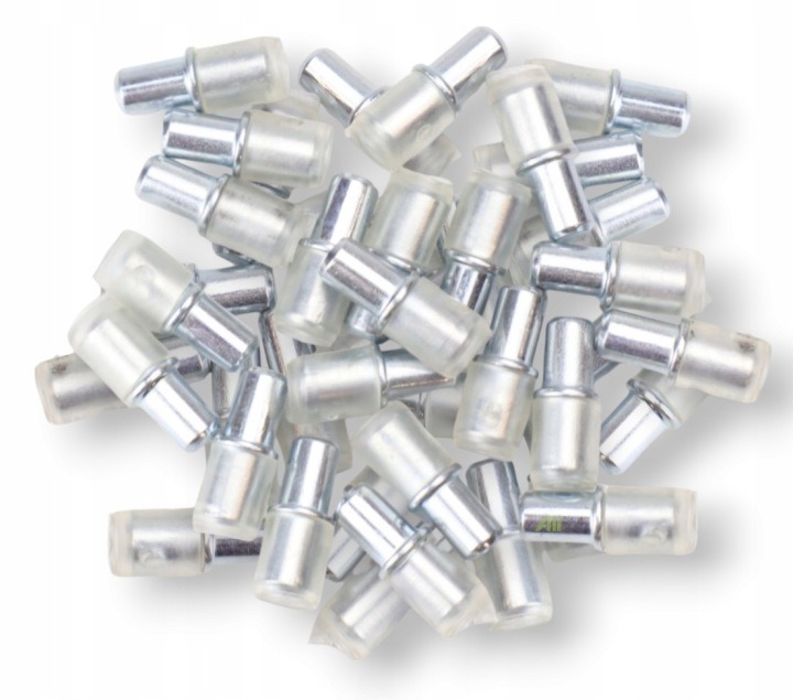 Oceľové podpery políc Allin KAT00357 majú rozmery 5 × 16 mm a gumovú objímku pri dosadacej časti. Balenie obsahuje 5 000 kusov pre sériovú montáž políc v nábytkových korpusoch. Pred nákupom skontrolujte priemer otvorov v doskách.