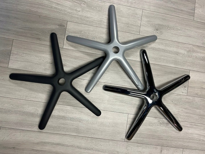 Čierna oceľová základňa Lugano XL ku kreslu, priemer 69 cm. Päťramenný náhradný diel má matný čierny povrch, uloženia koliesok pre čapy 11 mm a kužeľové uloženie piesta 50–45 mm. Pred objednaním porovnajte rozmery s pôvodnou základňou; polomer dielu je 34