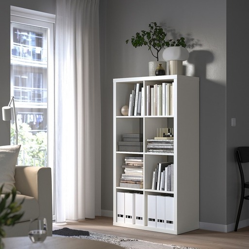 Biely regál IKEA KALLAX 802.758.87, výška 146,5 cm ponúka otvorené priehradky na knihy, dokumenty alebo hračky. Podľa popisu meria 76,5 × 146,5 × 39 cm a možno ho postaviť zvislo aj vodorovne. Vložky sa predávajú samostatne; pri tesnom priestore si potvrď