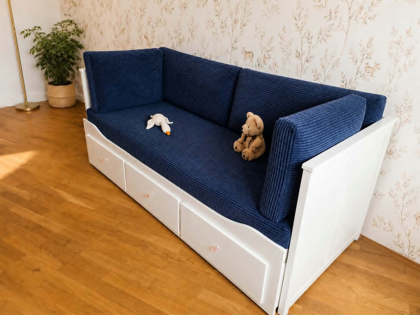 Opierkový vankúš Tapmebel k dennej posteli IKEA HEMNES 100 × 45 × 12 cm. Opierkový vankúš Tapmebel je podľa predajcu určený k dennej posteli IKEA HEMNES. Ponuka obsahuje jeden kus s výplňou z penového regranulátu a snímateľným poťahom.