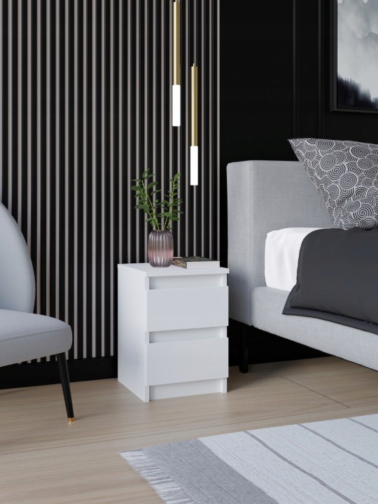PUVEROMEBLE SN2 – biely matný nočný stolík s 2 zásuvkami, šírka 30 cm. Biely matný stolík vytvára miesto na odkladanie drobností pri posteli a jeho dve zásuvky ich pomôžu udržať mimo pohľadu. Jednoduché bezúchytkové čelá podporujú čistý vzhľad spálne, v k