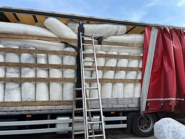 Recyklovaný polystyrénový regranulát 300 l tvorí bielo-grafitová zmes pravidelných aj nepravidelných granúl s uvádzanou zrnitosťou 2–4 mm. Hodí sa na doplnenie sedacích vakov a pufov; dodáva sa v kartóne obalenom fóliou.
