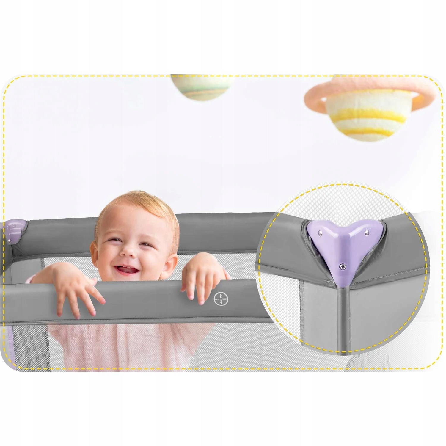 Sivofialová cestovná postieľka RicoKids RK-240 125 × 65 cm. RicoKids RK-240 je skladacia cestovná postieľka v sivofialovom vyhotovení. Má bočný vstup na zips, dve kolieska s brzdami a vo výbave skladaciu podložku na spanie aj prenosný obal.