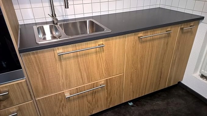 IKEA BEHJÄLPLIG 604.923.49 je posuvný mechanizmus na montáž nábytkového čela k vstavanej umývačke riadu. Výrobca uvádza použitie s väčšinou spotrebičov mimo svojho sortimentu; vhodnosť pre konkrétny model treba overiť. Balenie má podľa IKEA 81 × 13 × 6 cm