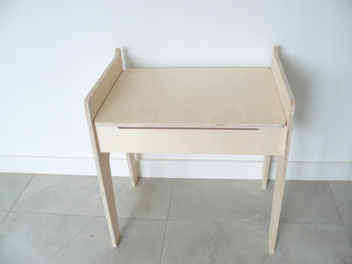 Drevený detský stolík so schránkou, výška dosky 40–53 cm