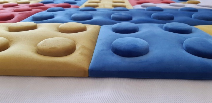 Uk.01 – čalúnené panely v tvare kociek 200 × 75 cm, Magic Velvet. Obklad v tvare stavebnicových kociek vytvorí na stene členitý čalúnený detail. Uvedené usporiadanie má dĺžku 200 cm a výšku 75 cm v najvyššom bode. Kombinácia tmavosivej, modrej, svetlosive