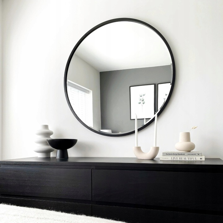 Okrúhle nástenné zrkadlo ARVENTA STYLE 60 cm s čiernym hliníkovým rámom. Kruhové zrkadlo na stenu dopĺňa predsieň, obývačku alebo miesto na každodennú úpravu. Priemer 60 cm tvorí výrazný, ale jednoduchý prvok na stene a čierny matný rám ladí s industriáln