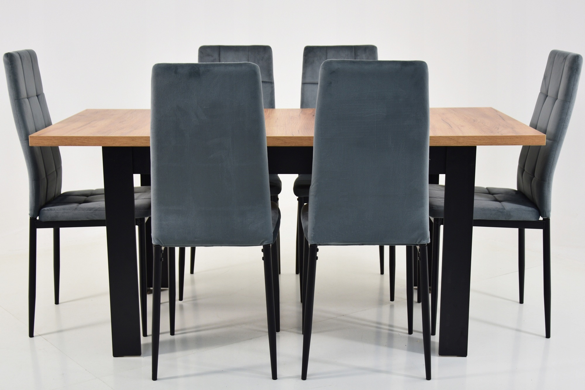 Rozkladací jedálenský stôl Grande Meble a 6 čalúnených stoličiek. Zostava obsahuje stôl C-11 s laminovanou doskou 80 × 140 cm, rozložiteľnou na dĺžku 180 cm, a šesť čalúnených stoličiek IK-07. Výška stola je podľa parametrov 75 cm.