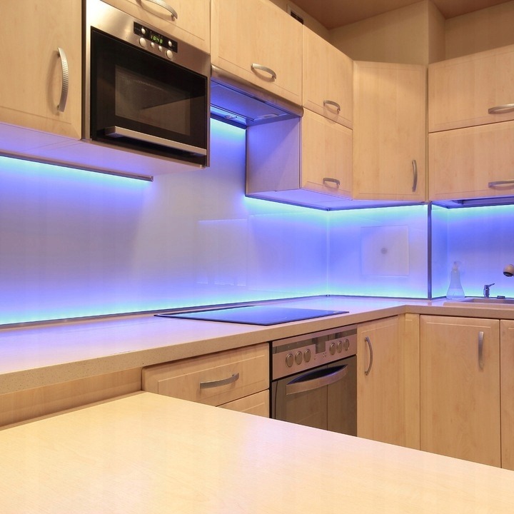Dvojbalenie GALAXIA obsahuje dva 10 m RGB LED pásiky na farebné podsvietenie nábytku a interiéru. Svetlo možno ovládať diaľkovým ovládačom alebo aplikáciou, meniť farby aj jas a prispôsobiť ho hudbe. Uvedené krytie IP20 je určené do interiéru.