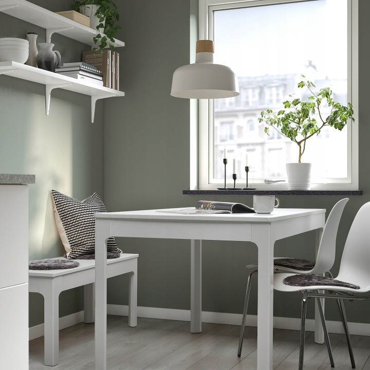 Sada štyroch sivých podsedákov IKEA MALÖRTSMOTT dodá stoličkám, taburetkám či lavici mäkší povrch. Každý kus má priemer 32 cm. Vrchná strana zo 100 % recyklovaného polyesteru pripomína ovčiu kožu, spodná strana zo syntetickej gumy pomáha podsedák udržať n