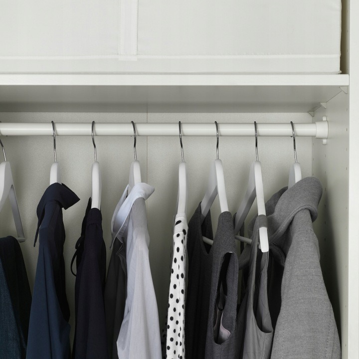 IKEA KOMPLEMENT biela šatníková tyč 100 cm pre PAX, 2 kusy, pomôže vytvoriť prehľadné miesto na zavesenie oblečenia v dvoch korpusoch PAX. Každá tyč patrí do skrine so šírkou 100 cm a hĺbkou 58 cm; jej skutočná šírka je 95 cm. Oceľ s bielou práškovou úpra