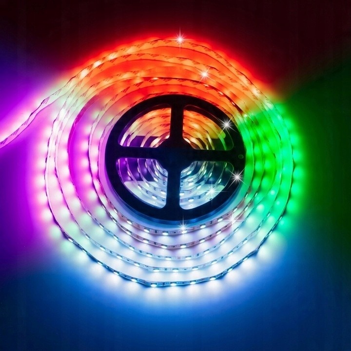 Dvojbalenie obsahuje dva 5 m RGB LED pásiky SMD 5050. Opis uvádza krytie pásika IP65, diaľkový ovládač, Bluetooth aplikáciu a možnosť meniť farby, jas či režimy. Pred použitím vo vlhkom prostredí treba podľa návodu správne umiestniť aj napájací adaptér a