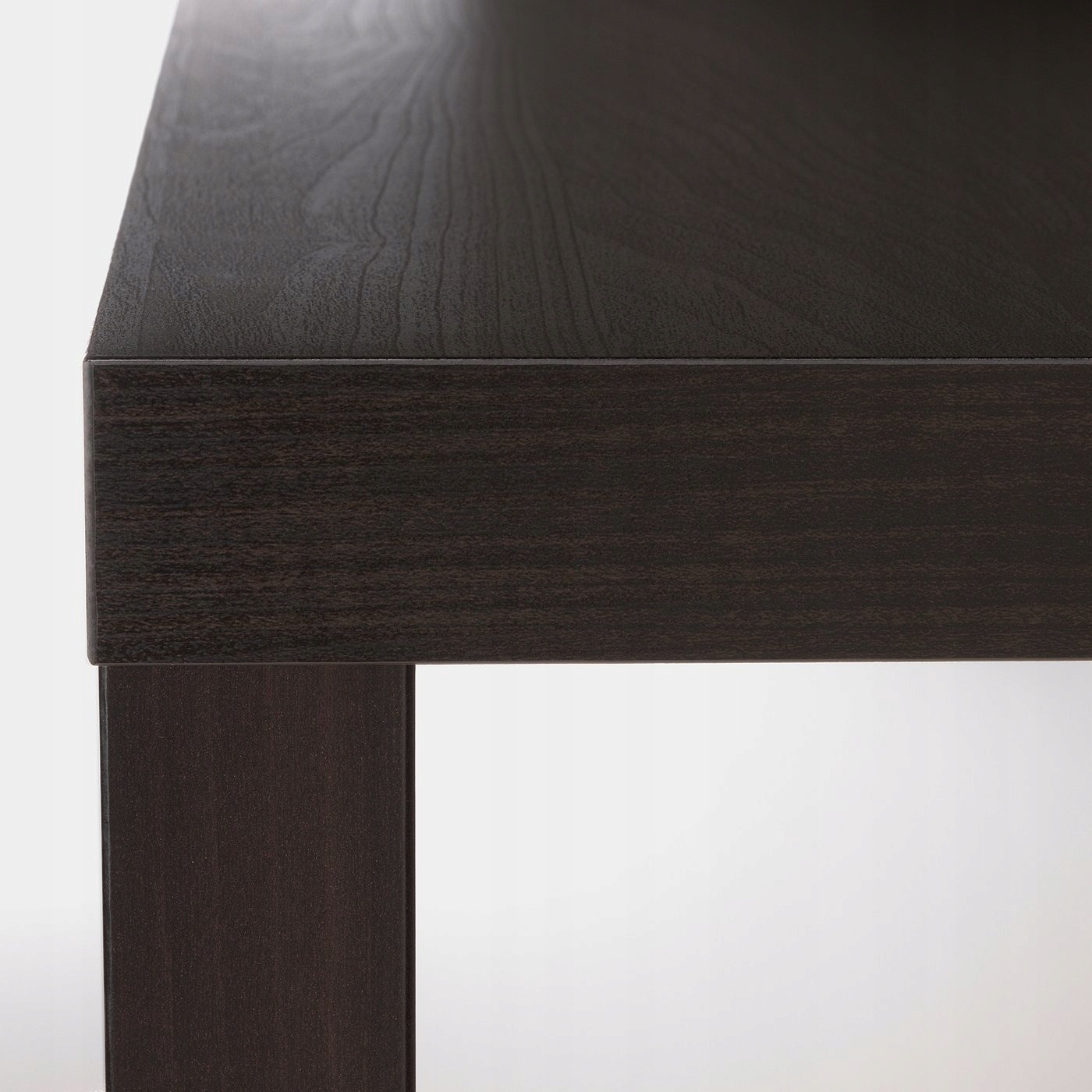 IKEA LACK dva štvorcové stolíky čiernohnedé 55 × 55 cm. Dva stolíky IKEA LACK v čiernohnedom vyhotovení môžete umiestniť vedľa pohovky, do čitateľského kúta alebo samostatne v izbe. Každý stolík má štvorcovú dosku 55 × 55 cm a výšku 45 cm. Konštrukcia z d