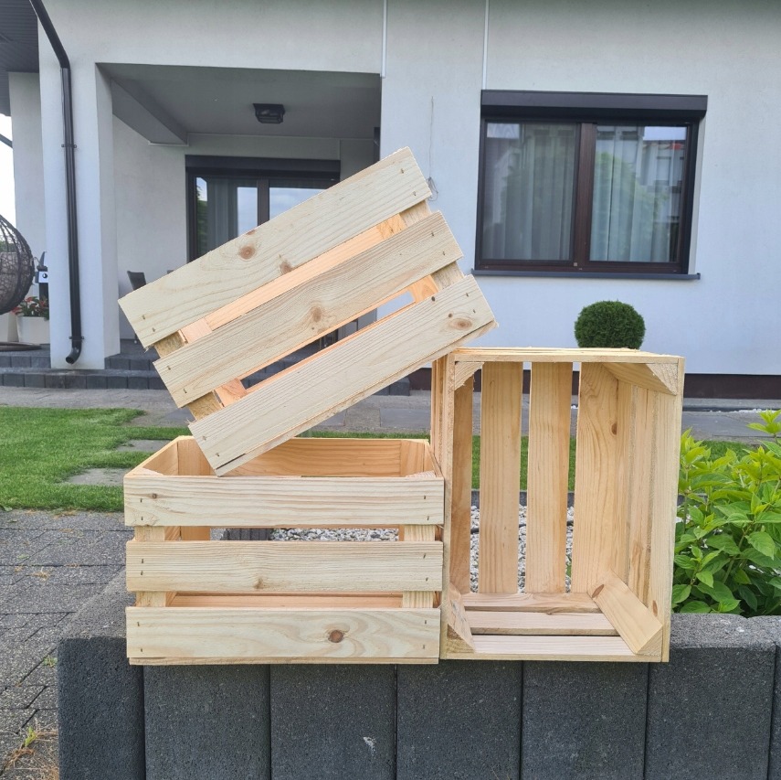Prírodná drevená debnička Eco Trade na ovocie a zeleninu, 40 × 30 × 25 cm. Jedna debnička z prírodného ihličnatého dreva. Rozmery 40 × 30 × 25 cm; povrch je surový a neobrúsený.