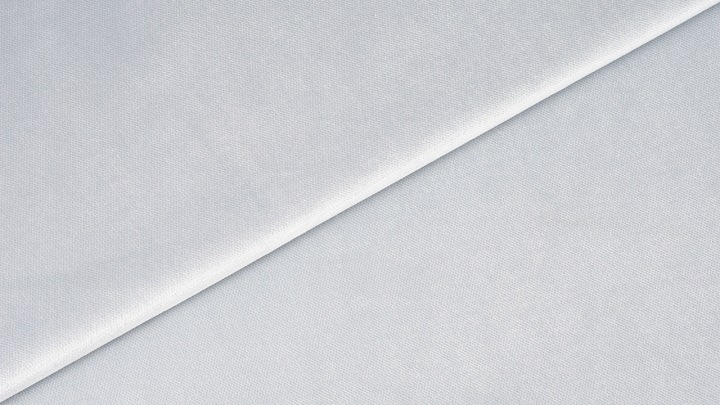 Tutuś – čalúnená posteľ 100 × 200 cm, strieborná, Bonell. Čalúnená jednolôžková posteľ spojí plochu na spanie 100 × 200 cm s úložným priestorom pod lôžkom. Strieborné velúrové vyhotovenie dopĺňa bočnica, čelo a vankúš. Pri čítaní alebo večernom oddychu si