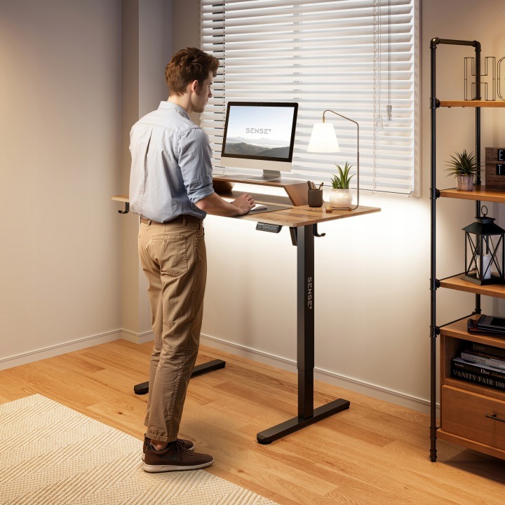 SENSE7 NOJO Light – elektrický pracovný stôl 120 × 60 cm, prírodný dub a čierna. Elektrický pracovný stôl umožní nastaviť dosku 120 × 60 cm v rozsahu výšky 72–118 cm. Tlačidlami nahor a nadol zvolíte polohu a LED displej ukazuje aktuálnu výšku v centimetr