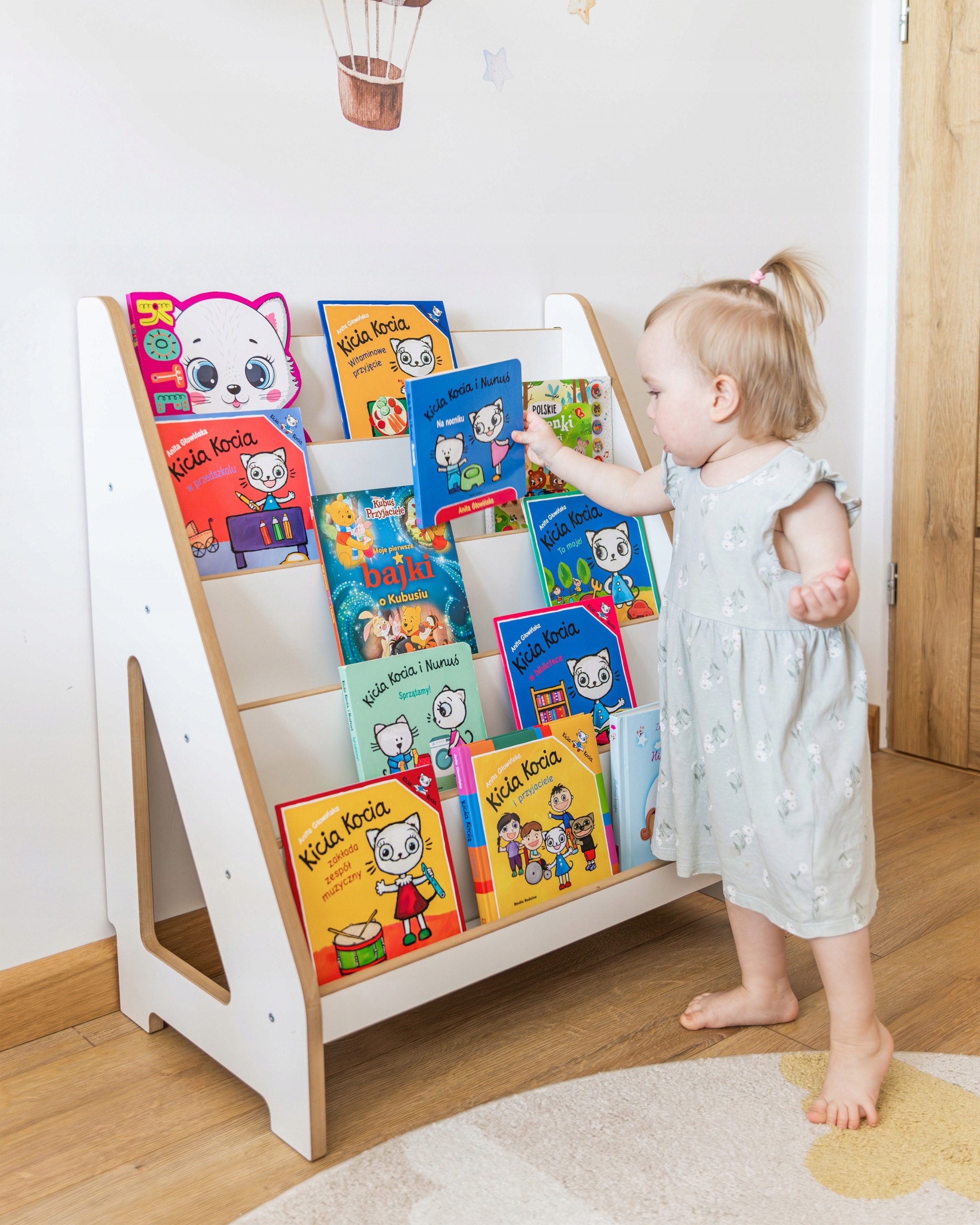 Detská knižnica Obubu Montessori biela, 5 políc, 70,4 × 38 × 80 cm. Uložte knihy, hry a hračky do detskej knižnice Obubu. Biela MDF konštrukcia má päť políc, šírku 70,4 cm a výšku 80 cm.