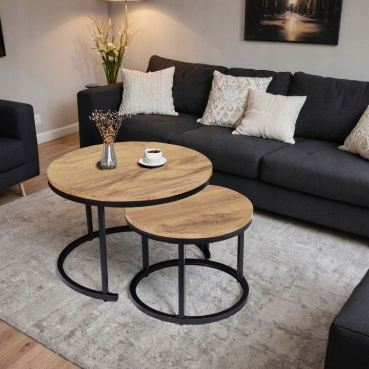 Súprava 2 okrúhlych stolíkov Iceri Haven 0100080, dekor dub Craft, 55 a 42 cm. Dvojica okrúhlych konferenčných stolíkov vytvorí odkladanie pri sedení v obývačke. Možno ich používať spolu alebo samostatne podľa priestoru a potreby. Obľúbená šálka, kniha či