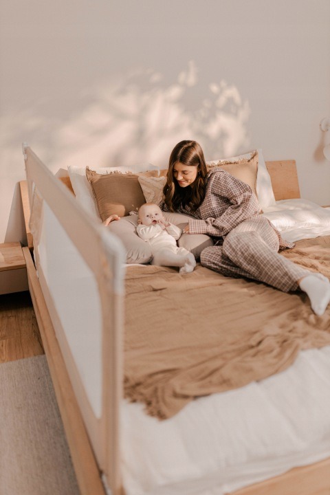 Bielo-sivá zábrana na posteľ Tulano Cover 46 má označenú dĺžku 160 cm, priedušnú sieťovinu a 18 polôh nastavenia výšky. Spúšťací bok uľahčuje prístup k matracu. Výrobca ju určuje pre matrac hrubý 10–28 cm; rám treba upevniť podľa návodu.
