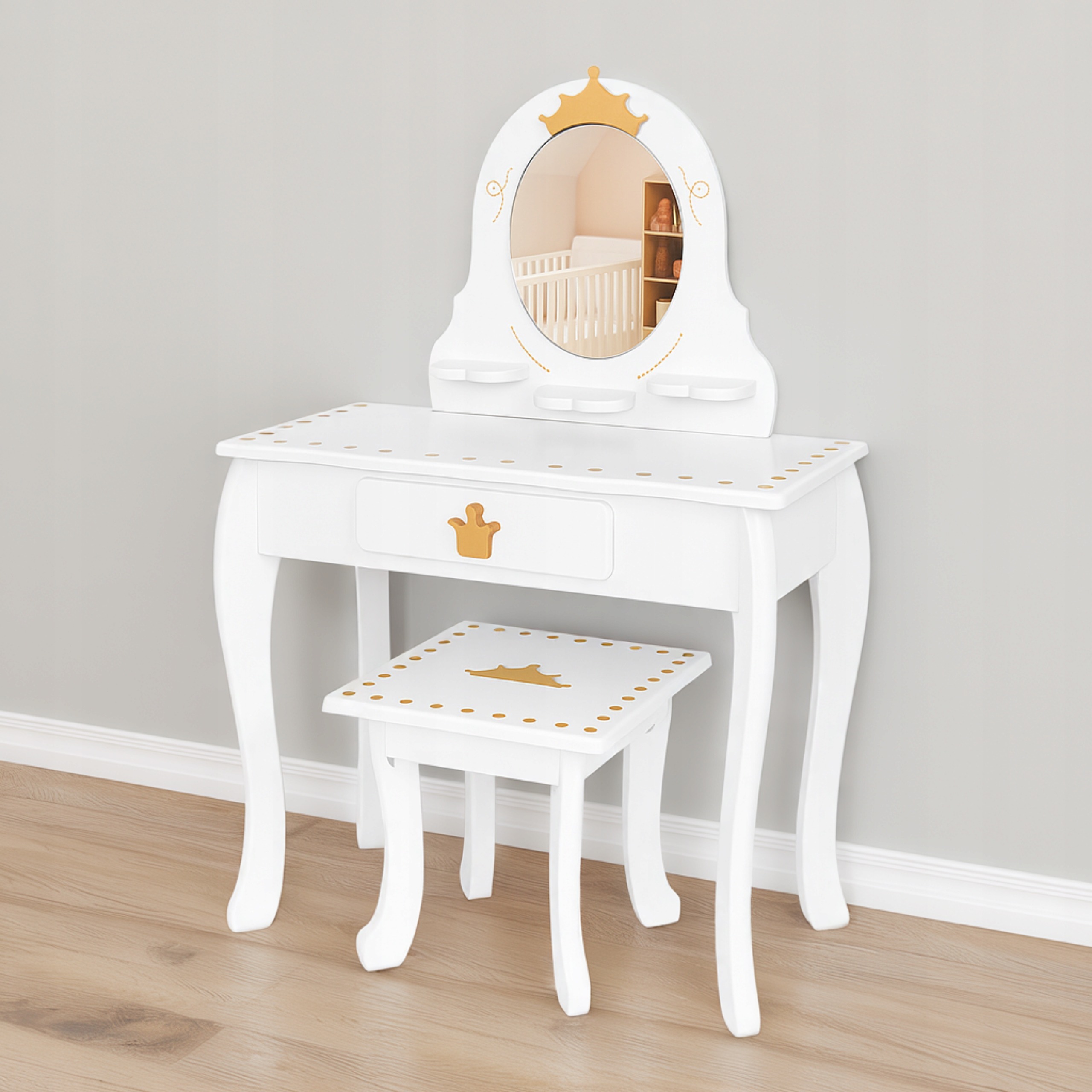 Aptel WhiteDream STAR biela detská toaletka so zrkadlom. WhiteDream STAR od značky Aptel je biela toaletka z dosiek MDF s matným povrchom. Meria približne 59,5 × 30 × 89 cm; doska je vo výške 53 cm. Zrkadlo je upevnené v strednej časti, vedľa neho sú tri