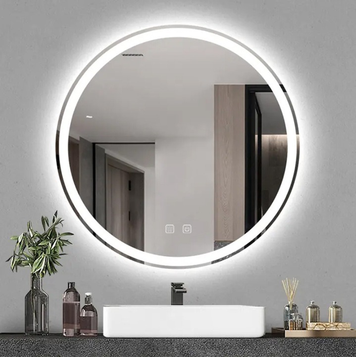 REA BAS 90 je veľké okrúhle kúpeľňové zrkadlo so skutočným priemerom 88,5 cm. LED osvetlenie prepína medzi troma farbami a vyhrievanie pomáha po sprche udržať odraz čistý.