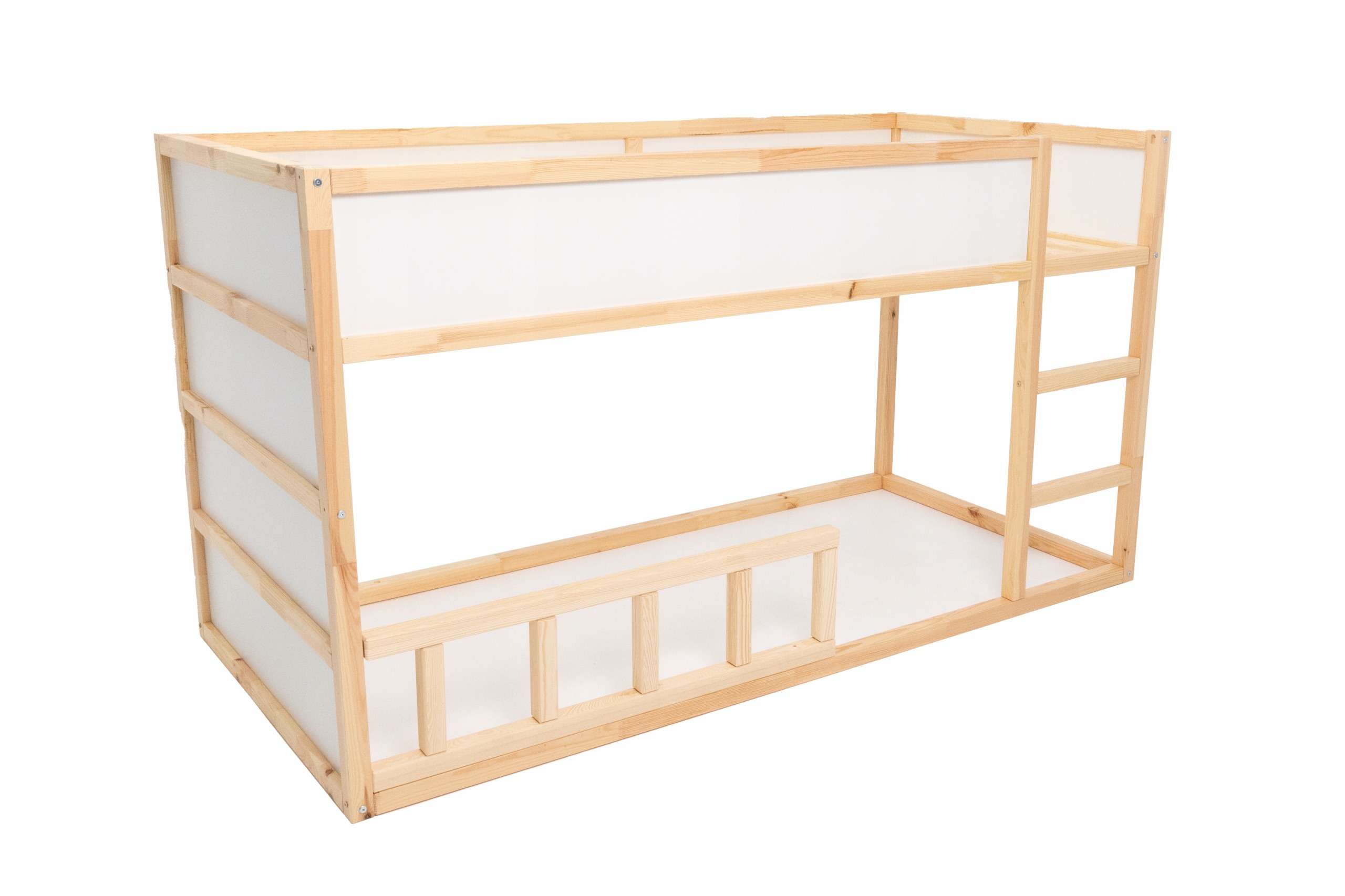 Drevené ochranné zábradlie NIVO pre posteľ IKEA KURA, 94,2 cm. Ochranné zábradlie NIVO je určené pre posteľ IKEA KURA. Má dĺžku 94,2 cm a výšku 30 cm; predajca ho dodáva z nelakovaného borovicového dreva s montážnym príslušenstvom.