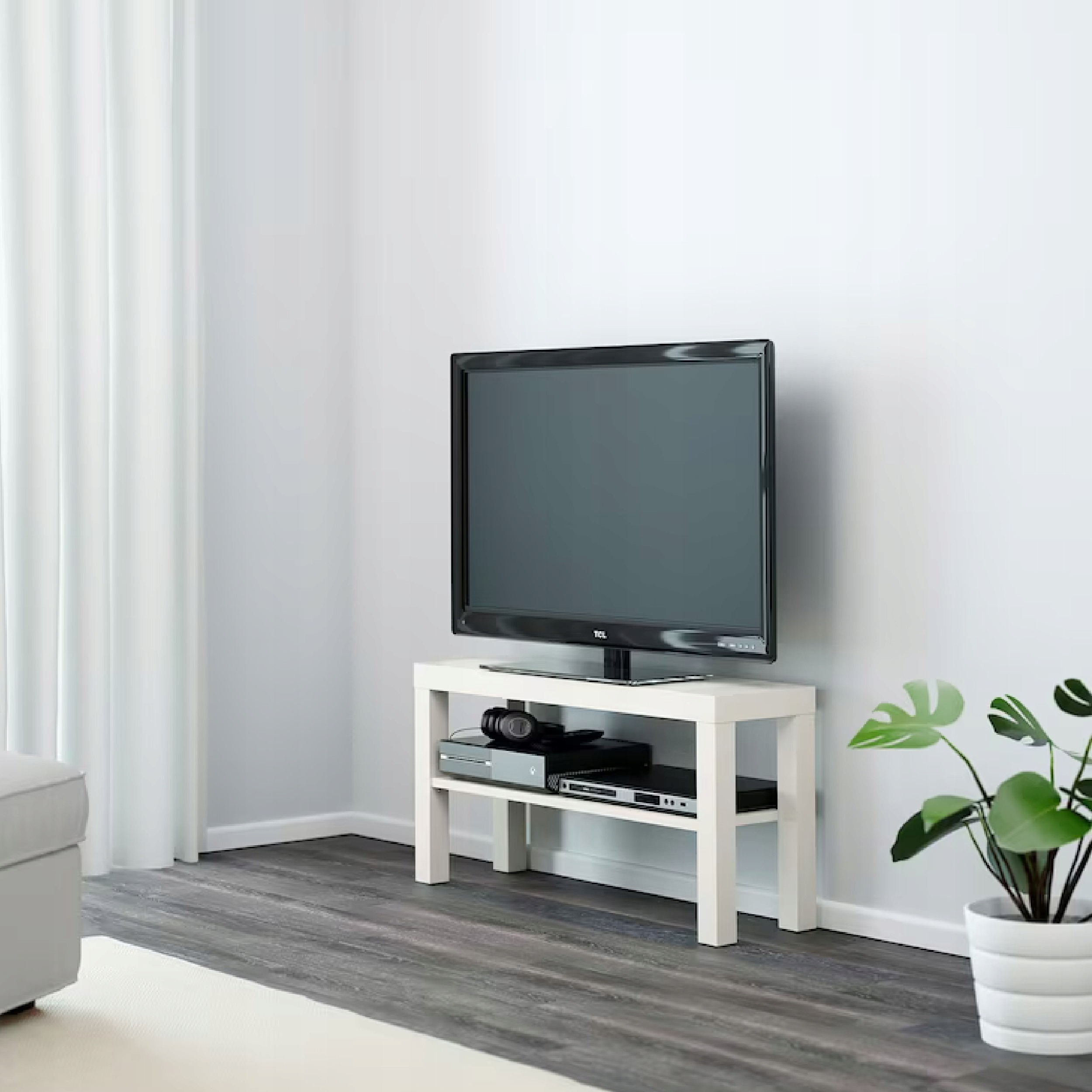 IKEA LACK biela RTV skrinka 90 × 26 × 45 cm. Biela RTV skrinka IKEA LACK má rozmery 90 × 26 × 45 cm. Horná doska je určená na televízor, pod ňou je otvorená polica a vzadu otvor na káble. Ľahká dosková konštrukcia kombinuje drevotriesku a drevovláknitú do