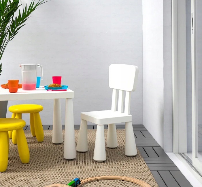 Detská stolička IKEA MAMMUT do izby aj záhrady, biela