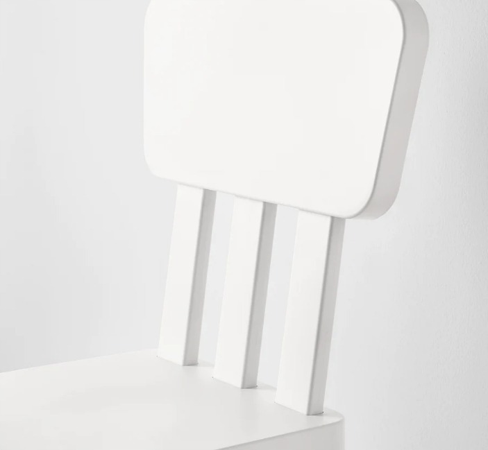 Biela detská stolička IKEA MAMMUT 403.653.71 má sedadlo vo výške 30 cm a rozmery 39 × 36 × 67 cm. Ľahký polypropylén s UV ochranou je vhodný do izby aj von.
