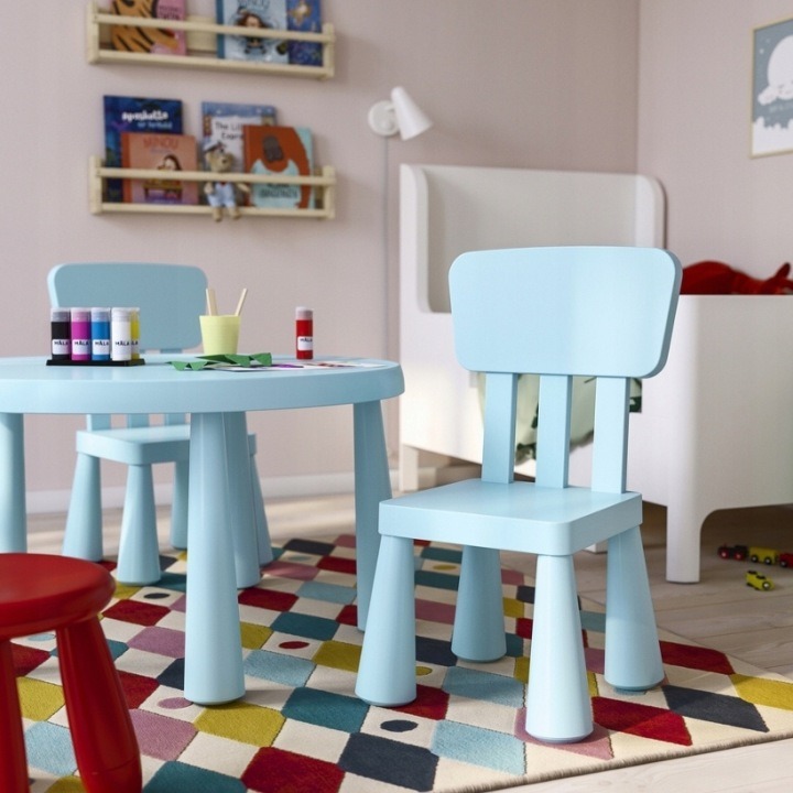 Svetlomodrá detská stolička IKEA MAMMUT 305.819.88 má sedadlo vo výške 30 cm a rozmery 39 × 36 × 67 cm. Polypropylén s UV ochranou umožňuje používanie v izbe aj vonku; povrch sa čistí vlhkou handričkou. Balenie váži 2,09 kg.