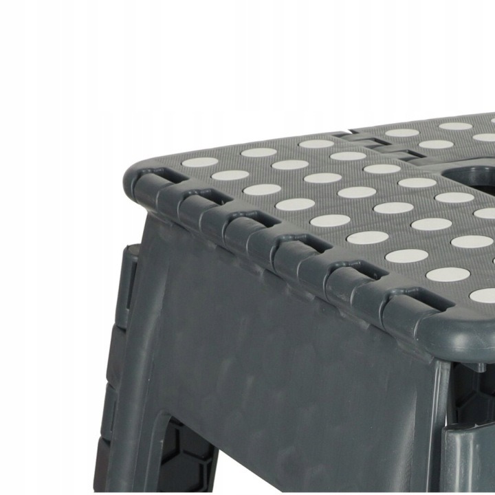 Tmavosivý skladací stupienok Ikonka KX4404_2 má podľa opisu výšku 39,5 cm. Nášľap 22 × 28,5 cm a skladacia konštrukcia sa hodia na bežné práce pri vyšších policiach.