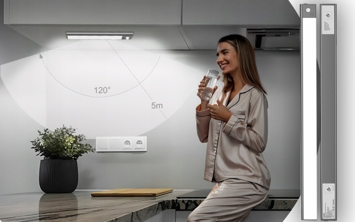 Grafitová LED lampa Boste LPTTMS-06GE meria 60 cm a automaticky reaguje na pohyb pri slabom svetle. Ponúka tri odtiene bielej, stmievanie a nabíjanie cez USB-C. Magnetické uchytenie uľahčí zloženie lampy z miesta pri nabíjaní.